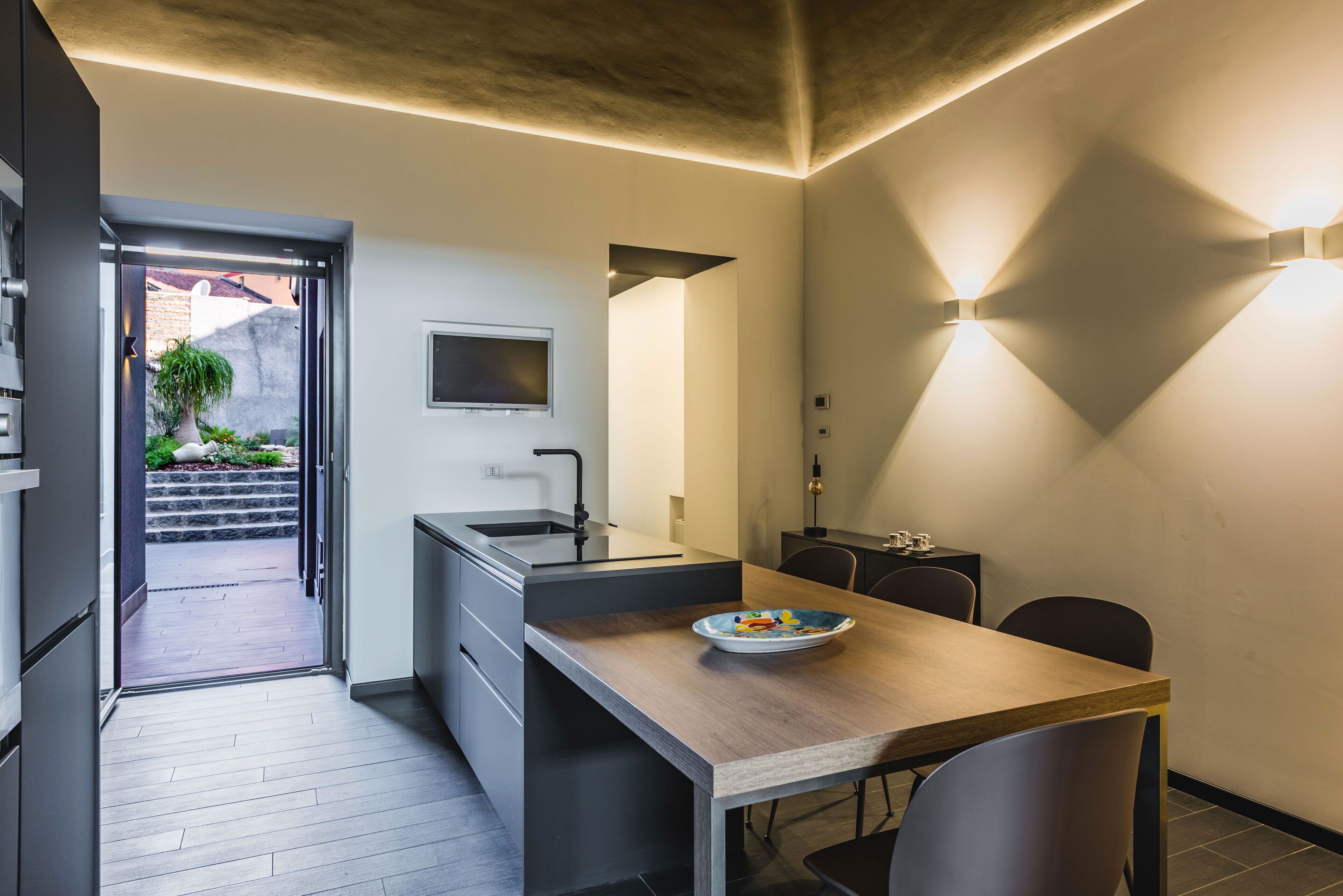 Apartamento, vista para o pátio | Cozinha privada | Geladeira, micro-ondas, fogão, cooktop