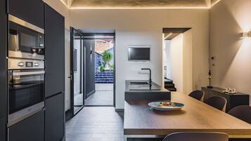 apartman, kilátással az udvarra | Privát konyha | Hűtőszekrény, mikrohullámú sütő, sütő és főzőlap