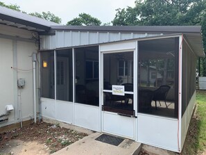 Exterior detail - Charming 3-bedroom house in fabulous Kingston less than 1 mile from beach (Kingston)