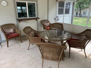 Outdoor dining - Charming 3-bedroom house in fabulous Kingston less than 1 mile from beach (Kingston)