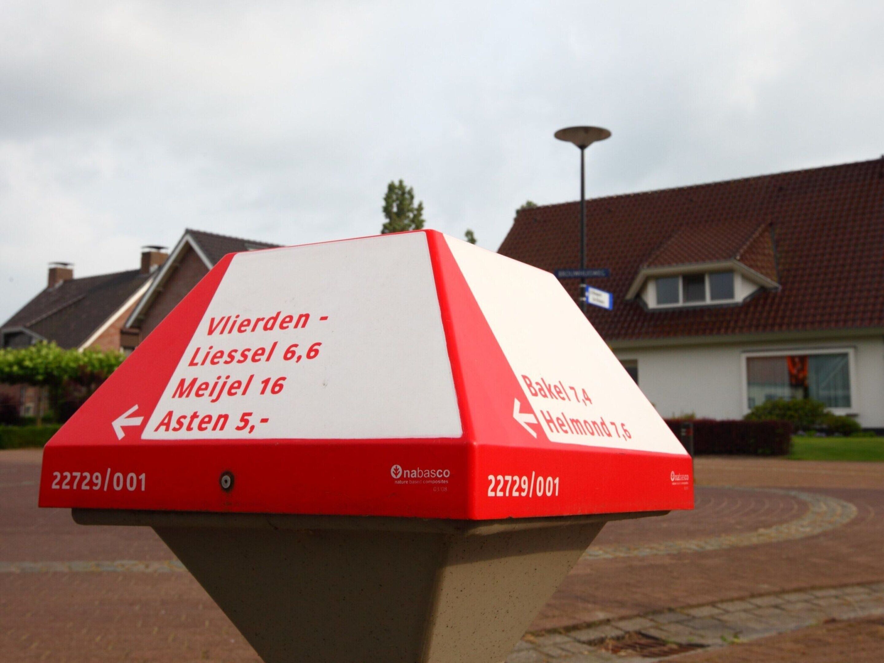 Un panneau de signalisation indiquant les directions et les distances.