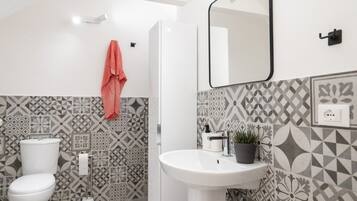 Apartment | Bathroom | Shower, hair dryer, bidet, towels