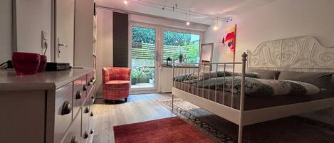 1 bedroom, desk, free WiFi, bed sheets