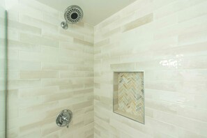 House, Multiple Beds, Patio, Garden View (Shore Beats Work) | Bathroom | Shower, towels