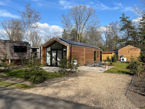 Chalet | Exterior - Cozy Chalet With Dishwasher, Adjacent to the Hoge Veluwe National Park (Arnhem)