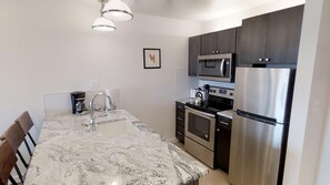 Fridge, microwave, oven, dishwasher - Modern 1BR with amazing slope-side views! by RedAwning (Snowshoe)