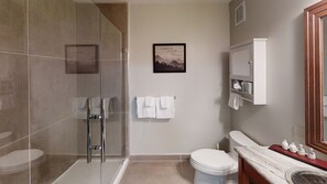 Douche, sèche-cheveux, serviettes fournies