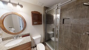 Dusche, Haartrockner, Handtücher