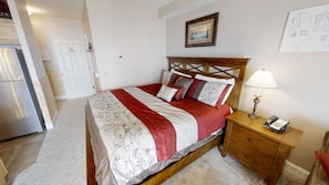 WiFi, bed sheets - Warm & Welcoming Studio in Seneca by RedAwning (Snowshoe)
