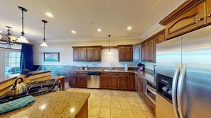 Mikrowelle, Ofen, Geschirrspüler, Wasserkocher mit Kaffee-/Teezubehör