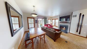 Televisión y chimenea