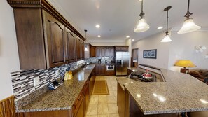 Een koelkast, een microgolfoven, een oven, een vaatwasser