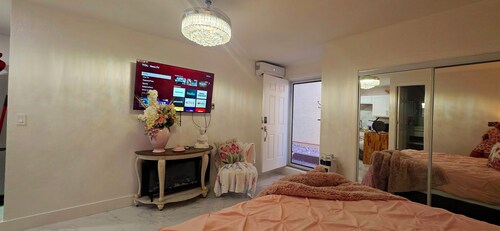 Cozy studio in delightful Las Vegas with WiFi, AC