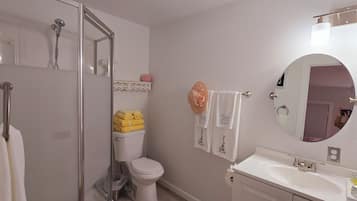Een douche, een haardroger, handdoeken, zeep