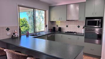 Geladeira, micro-ondas, fogão, cooktop