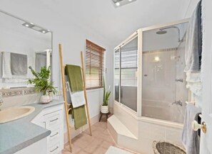 Bruser, miljøvenlige toiletartikler, hårtørrer, håndklæder