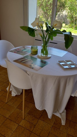 Dining - Small, quiet house in La Cotinière, close to shops and ocean. (Saint-Pierre-d'Oléron)