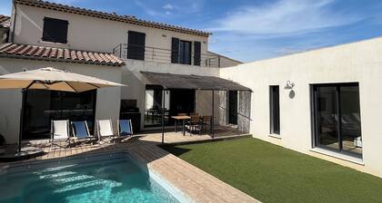 Villa avec piscine en centre de village provencal