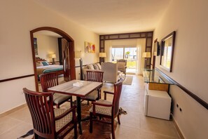Executive Studio Suite, Sea View | Living area