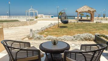 Executive Studio Suite, Sea View | Bathroom amenities | Combined shower/tub, hydromassage showerhead, free toiletries