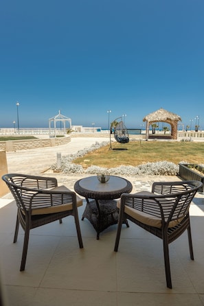 Suite estudio ejecutiva, vistas al mar | Servicios del cuarto de baño | Ducha y bañera combinadas y cabezal de ducha con hidromasaje