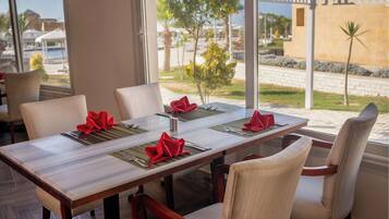 Con vista sulla piscina