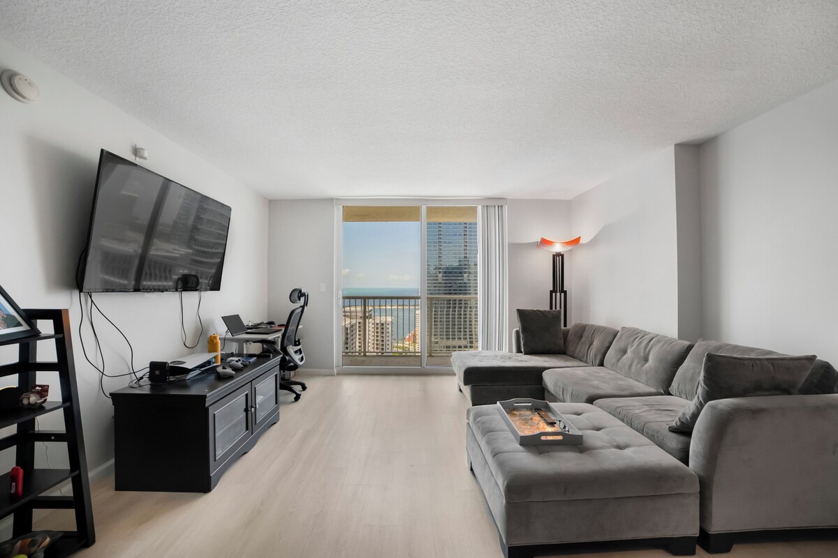 Apartment, 1 Schlafzimmer, eingeschränkter Meerblick | Wohnbereich | 50-Zoll-Smart-TV mit Kabelempfang, Tischfußball
