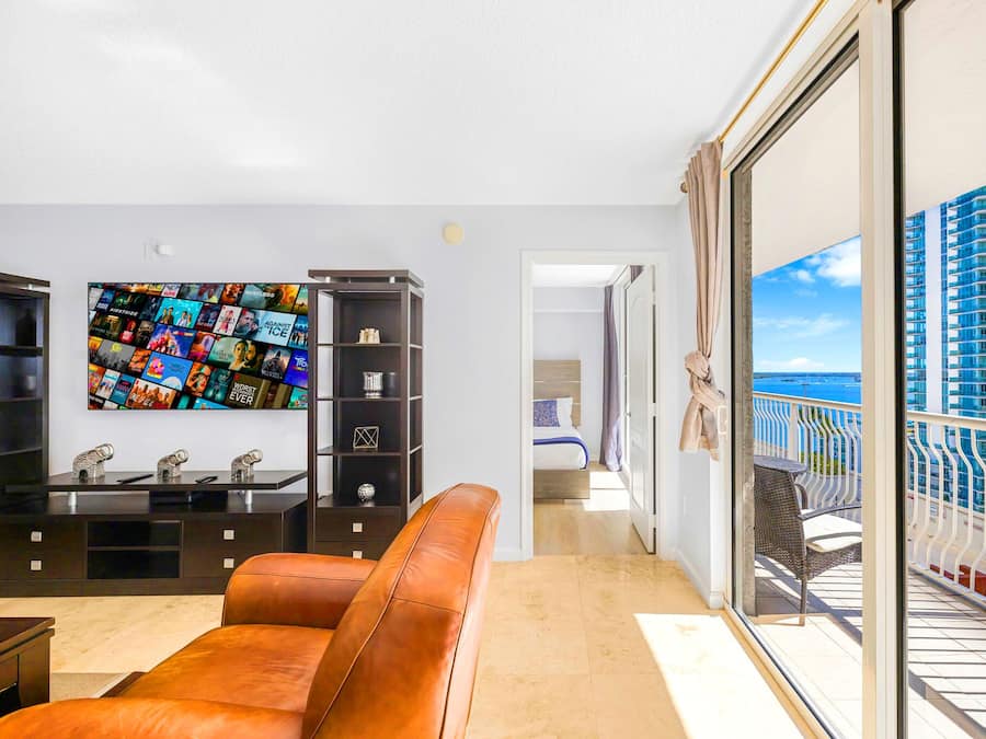 Condo superluxo, 2 quartos, vista para a cidade | Área de estar | Smart TV 50 polegadas com canais a cabo, pebolim