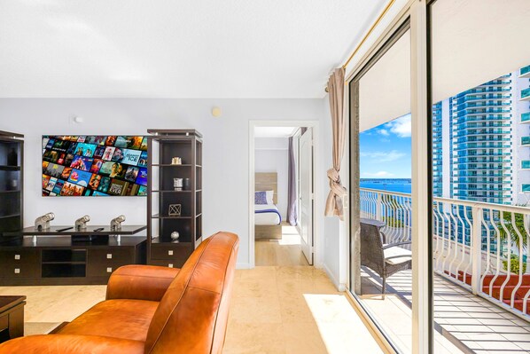 Apartamento de lujo, 2 habitaciones, vistas a la ciudad | Zona de estar | Smart TV de 50 pulgadas con canales por cable, un futbolín