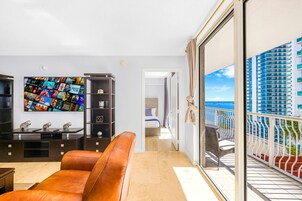 Luksusleilighet, 2 soverom, byutsikt | Oppholdsområde | En 50-tommers smart-TV med kabel-kanaler samt fotballspill