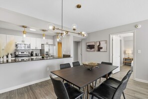 Luxury Condo, 1 Bedroom, Partial Ocean View | Dining room - Modern Condos Available in Brickell (Miami)