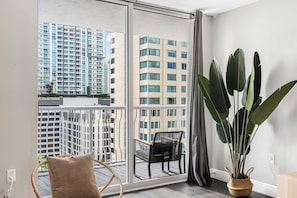 Apartamento de lujo, 3 habitaciones, vistas a la ciudad | Zona de estar | Smart TV de 50 pulgadas con canales por cable, un futbolín