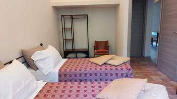 2 chambres, fer et planche Ă repasser, lit parapluie, draps fournis