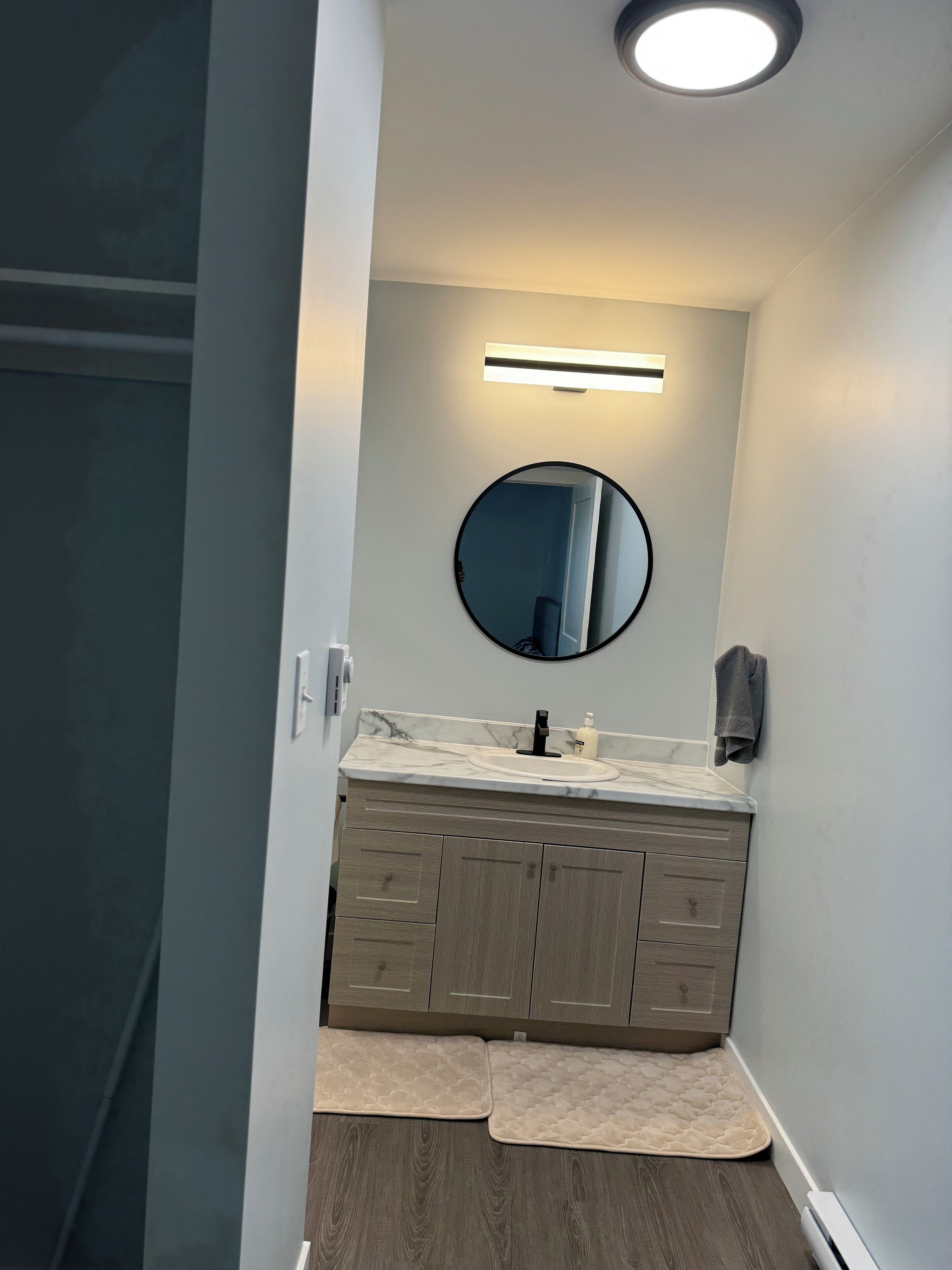 Douche, serviettes fournies, savon, shampooing