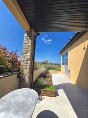 Terrace/patio - Villa de Luxe Entre Montagne et mer (Saint-Bauzille-de-la-Sylve)