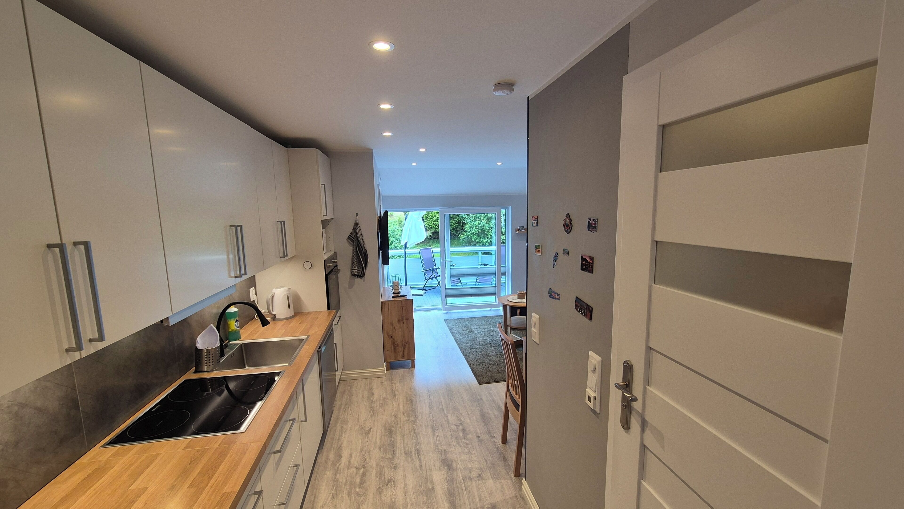 Mikrobølgeovn, ovn, kokeplater og oppvaskmaskin