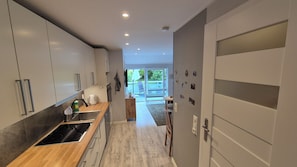 Mikrobølgeovn, ovn, kokeplater og oppvaskmaskin