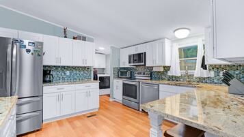 Rumah, Beberapa Tempat Tidur, dapur, pemandangan kebun (Sportsman's Den) | Dapur pribadi | Mesin pembuat kopi/teh