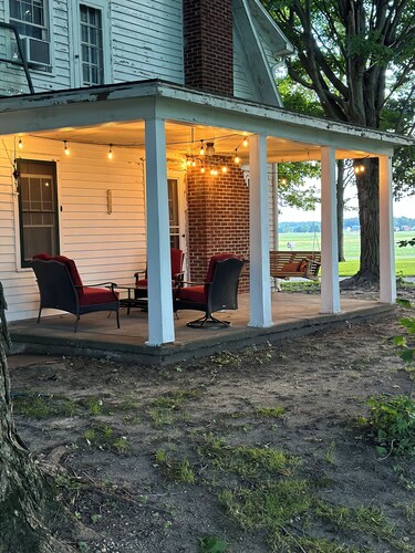 Superb 5-bedroom farmhouse in Goshen with WiFi, AC