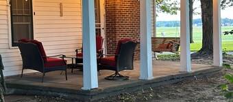 Superb 5-bedroom farmhouse in Goshen with WiFi, AC