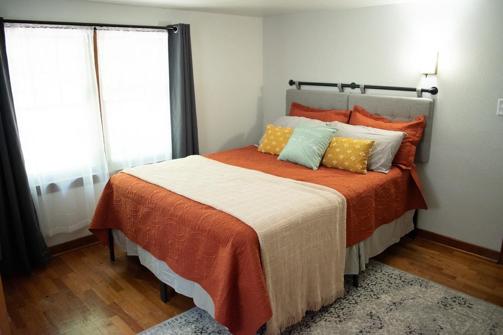 5 bedrooms, iron/ironing board, WiFi, bed sheets