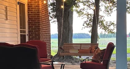 Superb 5-bedroom farmhouse in Goshen with WiFi, AC