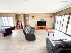 Fernseher, Stereoanlage