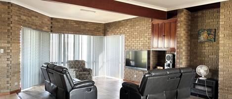 Fernseher, Stereoanlage