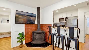 Cabaña, varias camas, patio, vista a la montaña (2505) | Cocina privada | Cafetera y tetera