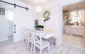 客房, 多张床, 露台, 山景 (2500) | 13 多间卧室、特色装修、特色家居、床单