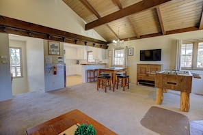 Stuga - flera sängar - uteplats - utsikt mot bergen (2503) | Spelrum