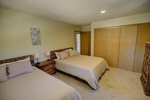 キャビン ベッド (複数台) パティオ マウンテンビュー (2503) | 2 室のベッドルーム、客室ごとに異なる装飾、客室ごとに異なるインテリア、ベッドシーツ