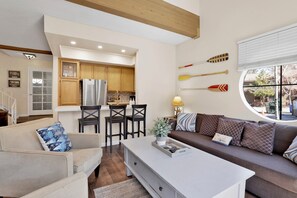 Hus - flere senge - boblebad - bjergudsigt | Opholdsområde