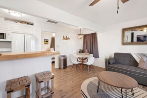 Habitación, varias camas, patio, vista a la montaña (2504) | Área de sala de estar